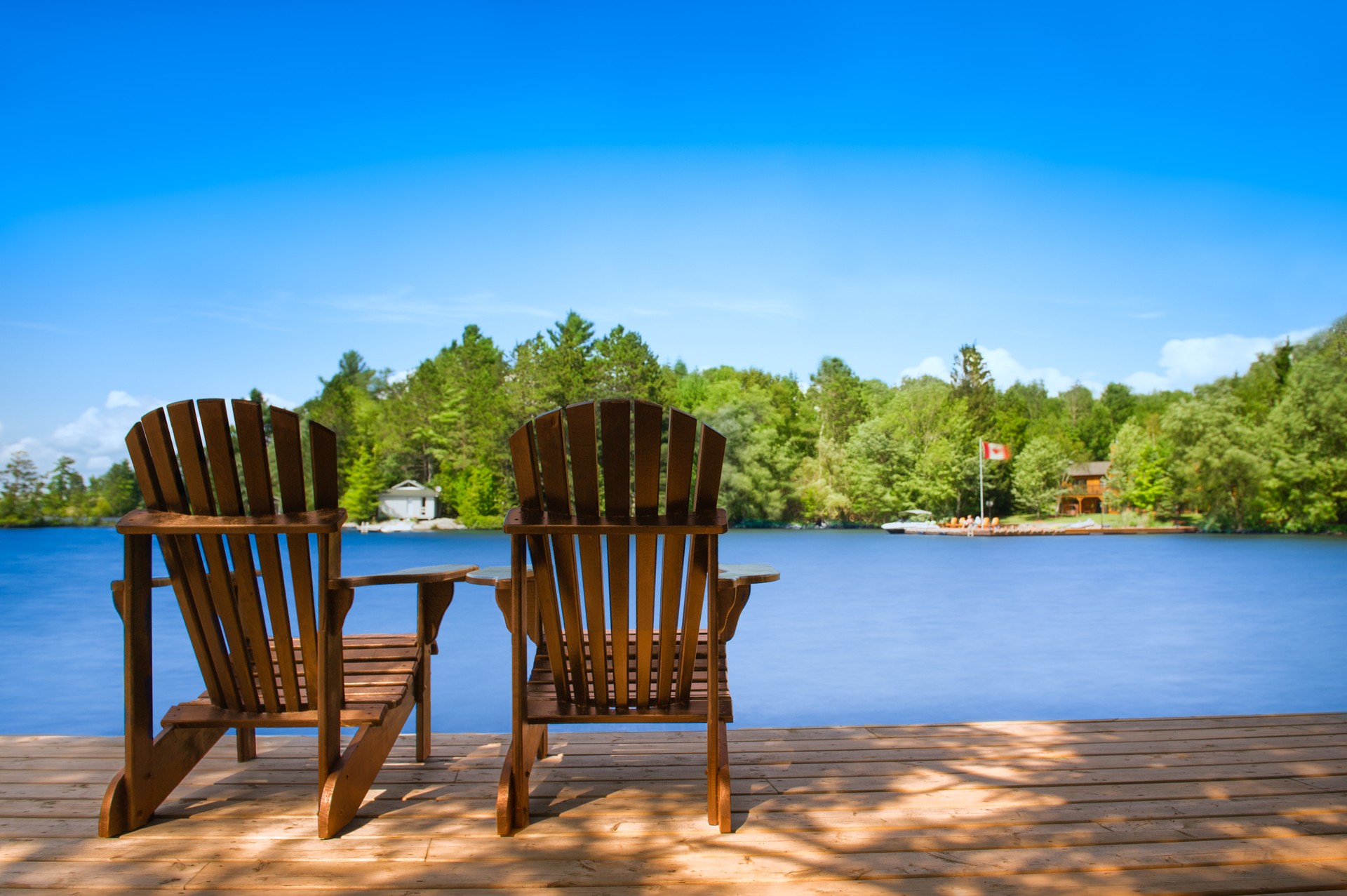 Chaises Adirondack marron sur le quai